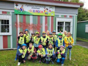 Gruppenfoto von Kindern in Sicherheitswesten und Helmen vor der Jugendverkehrsschule Konstanz, die auf Verkehrssicherheit und Radfahren vorbereitet werden.