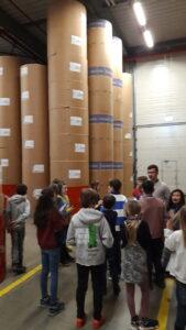 Kinder der 4. Klasse bei Besuch beim Südkurier