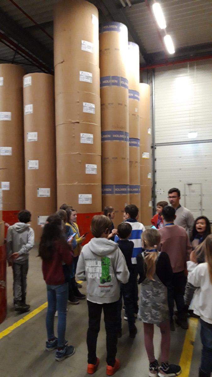 Kinder der 4. Klasse bei Besuch beim Südkurier