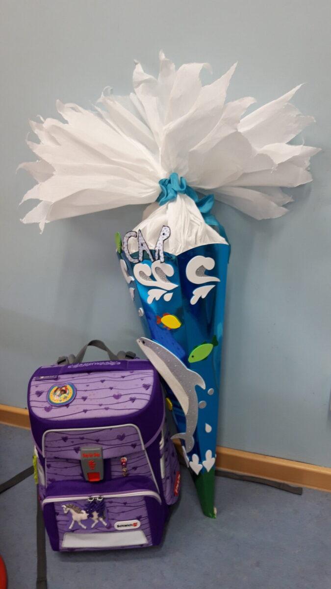 Schultüte und Rucksack für den ersten Schultag, in bunten Farben mit Unterwasserdesign und Einhornmotiven.